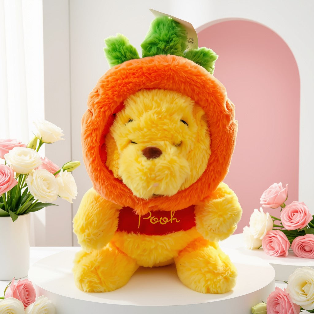 Peluche Winnie l'Ourson en tenue carotte
