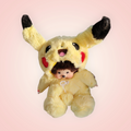 Peluche monchhichi Pikachu